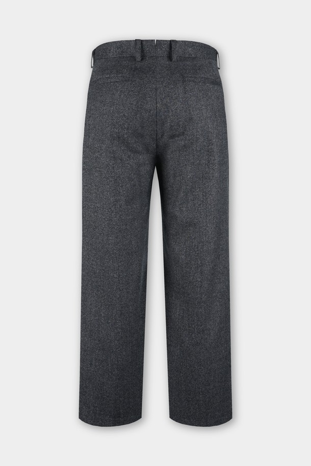 세련된 데님 이펙트의 남성용 '데님 이펙트 원턱 C.L핏 셋업 팬츠'입니다. 캐주얼부터 미니멀, 클래식 스타일까지 소화 가능한 활용도 높은 아이템입니다. 봄, 가을 시즌에 적합하며, 차분한 그레이 컬러와 레귤러핏으로 편안한 착용감을 선사합니다. 출근룩과 비즈니스 캐주얼에도 잘 어울리는 세련된 디자인으로, 원턱 디테일이 돋보입니다. 데님 소재 특유의 멋스러움과 무지 패턴으로 어떤 상의와도 쉽게 매치할 수 있습니다.
