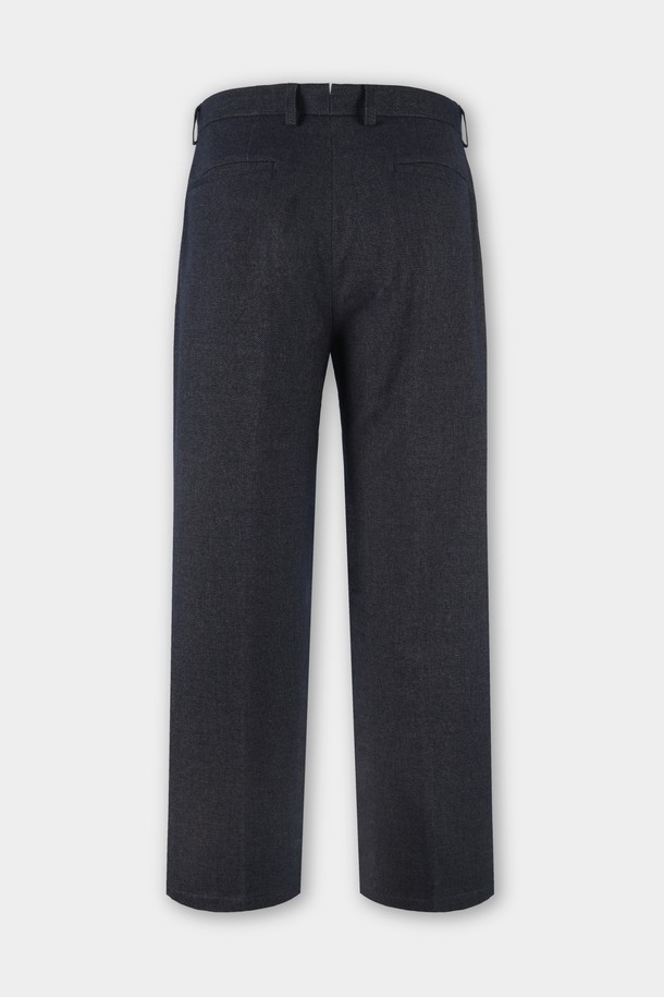 네이비 컬러의 데님 이펙트 원턱 C.L핏 셋업 팬츠입니다. 캐주얼, 미니멀, 클래식 스타일을 아우르는 디자인으로, 출근룩이나 비즈니스 캐주얼에 적합합니다. 사계절 모두 착용 가능하며, 일자핏과 레귤러핏으로 편안한 착용감을 선사합니다. 데님 소재 특유의 견고함과 원턱 디테일이 돋보이는, 활용도 높은 아이템입니다.
