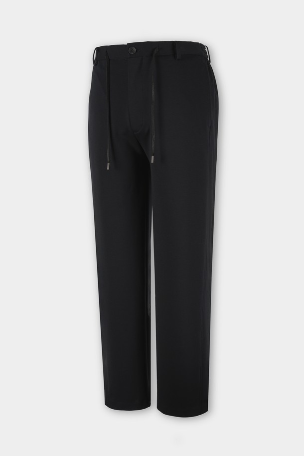 **컴포트 스트레치 R.C핏 셋업 슬랙스**는 남성용 바지로, 베이직하고 미니멀한 스타일을 추구합니다. 사계절 모두 착용 가능하며, 출근룩과 비즈니스 캐주얼에 적합하여 활용도가 높습니다. 부드러운 촉감의 폴리에스테르 소재로 제작되었으며, 레귤러핏에 긴 기장으로 편안함을 선사합니다. 밴딩 처리와 스트레치 기능으로 활동성을 높였으며, 무지 디자인의 블랙 컬러로 어떤 상의에도 쉽게 매치할 수 있습니다.
