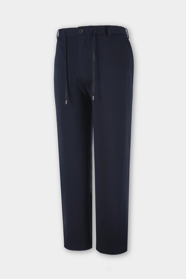 **컴포트 스트레치 R.C핏 셋업 슬랙스**는 남성용 바지로, 미니멀하고 베이직한 스타일을 추구하는 분들께 적합합니다. 네이비 색상의 긴 바지이며, 봄, 여름, 가을 계절에 착용하기 좋습니다. 폴리에스터 소재로 제작되어 부드러운 촉감을 제공하며, 레귤러 핏으로 편안하게 착용할 수 있습니다. 얇은 두께감과 스트레치 기능으로 활동성을 높였으며, 밴딩 처리로 허리 부분의 편안함까지 더했습니다. 출근룩과 비즈니스 캐주얼은 물론, 미니멀, 클래식, 캐주얼 스타일을 즐겨 입는 분들께 추천합니다.
