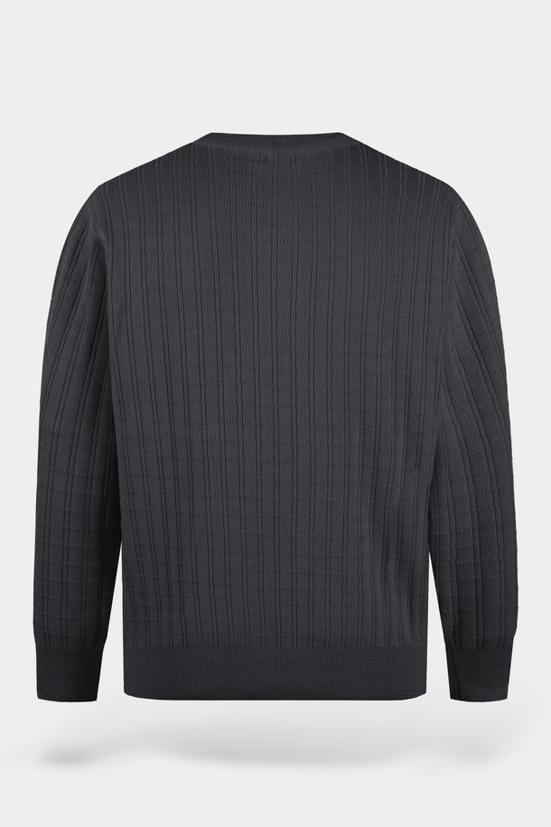 워셔블 코튼 스퀘어 라운드 니트는 부드러운 촉감의 면 소재로 제작되어 편안한 착용감을 선사합니다. 차콜 그레이 컬러의 베이직하고 미니멀한 디자인은 다양한 스타일과 쉽게 매치할 수 있으며, 크롭 기장과 레귤러 핏으로 세련된 실루엣을 연출합니다. 긴 소매와 라운드넥 디자인은 간절기부터 초봄까지 활용하기 좋으며, 골지 패턴이 은은한 포인트를 더합니다. 워셔블 기능으로 관리가 용이하여, 출근룩은 물론 일상에서도 부담 없이 즐겨 입을 수 있습니다.
