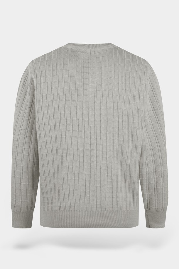 워셔블 코튼 스퀘어 라운드 니트는 베이직하고 미니멀한 스타일을 추구하는 분들을 위한 아이템입니다. 부드러운 촉감의 면 소재로 제작되어 봄, 가을에 편안하게 착용할 수 있으며, 얇은 두께감으로 간절기에도 활용도가 높습니다. 레귤러핏에 긴소매, 라운드넥 디자인으로 어떤 옷에도 쉽게 매치할 수 있어 출근룩, 데이트룩 등 다양한 TPO에 활용 가능합니다. 골지 패턴으로 은은한 포인트를 더했으며, 워셔블 기능으로 관리 또한 용이합니다. 그레이 컬러로 세련된 분위기를 연출해보세요.
