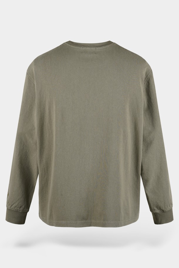부드러운 면 소재로 제작되어 편안한 착용감을 선사하는 워시드 포켓 롱슬리브 티셔츠입니다. 카키와 올리브 두 가지 색상으로 출시되어, 일상생활에서 캐주얼하고 미니멀한 스타일을 연출하기 좋습니다. 봄, 가을 간절기에 활용하기 좋으며, 레귤러핏으로 제작되어 편안한 활동성을 제공합니다. 가슴 포켓 디테일과 워싱 가공으로 빈티지한 무드를 더했으며, 산책이나 캠핑 등 다양한 TPO에 활용할 수 있습니다.
