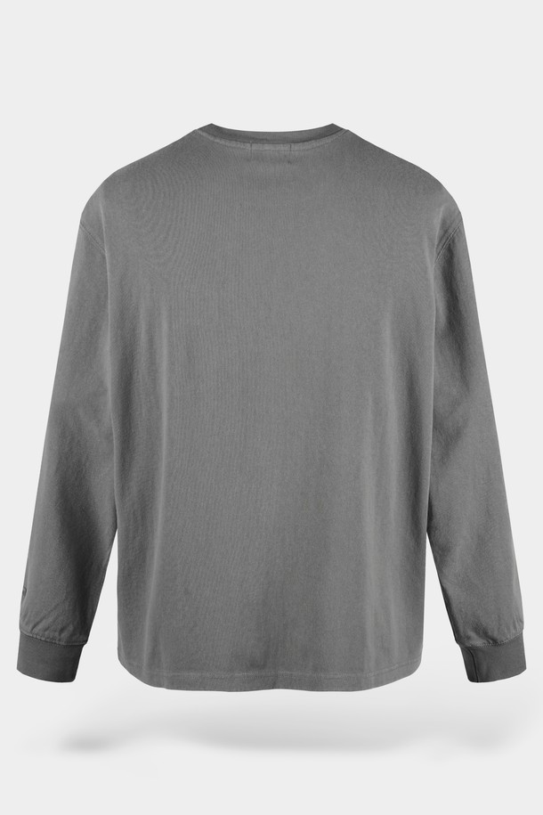 부드러운 면 소재의 워시드 포켓 롱슬리브 티셔츠입니다. 베이직하고 캐주얼한 스타일로 봄, 가을 간절기에 활용하기 좋습니다. 레귤러 핏에 라운드넥 디자인으로 편안한 착용감을 선사하며, 얇은 두께감으로 가볍게 즐겨 입을 수 있습니다. 그레이 컬러의 무지 디자인에 포켓 디테일이 더해져 실용성을 높였습니다. 캐주얼, 미니멀, 클래식 스타일을 즐겨 입는 분들께 추천합니다.
