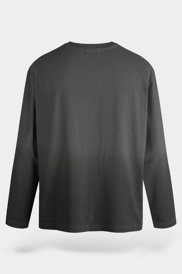 그라데이션 롱슬리브 티셔츠는 부드러운 면 소재로 제작되어 편안한 착용감을 선사합니다. 봄, 가을 시즌에 적합하며, 레귤러핏 디자인과 라운드넥으로 제작되어 베이직하면서도 미니멀, 캐주얼, 클래식 스타일을 연출하기 좋습니다. 은은한 그라데이션 컬러가 돋보이며, 긴 소매와 얇은 두께감으로 간절기 레이어드룩에 활용하기 좋습니다. 일상복으로 활용하기 좋은 디자인입니다.
