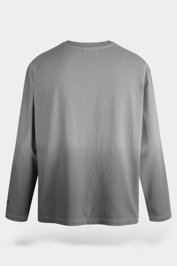 그라데이션 롱슬리브 티셔츠는 미니멀하고 캐주얼한 스타일을 추구하는 분들을 위한 필수 아이템입니다. 부드러운 면 소재로 제작되어 편안한 착용감을 선사하며, 봄, 가을에 적합합니다. 얇은 두께감으로 제작되어 레이어드하기 좋으며, 레귤러핏으로 제작되어 부담 없이 착용할 수 있습니다. 그레이와 블랙 두 가지 컬러로 출시되어, 어떤 스타일에도 쉽게 매치할 수 있습니다. 옴브레 디자인의 그라데이션 패턴이 특징이며, 라운드넥과 긴소매 디자인으로 시각적인 포인트를 더했습니다.
