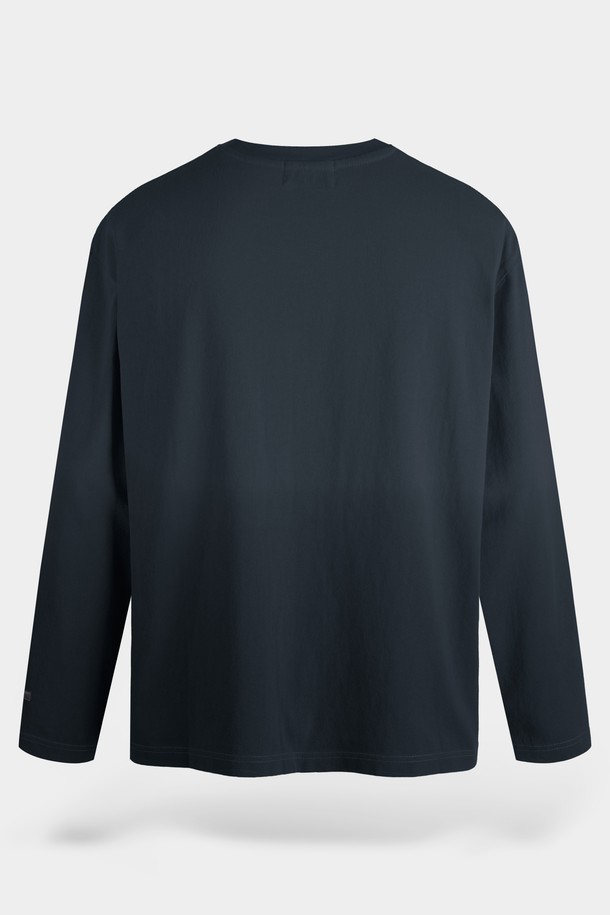 부드러운 면 소재로 제작되어 편안한 착용감을 선사하는 그라데이션 롱슬리브 티셔츠입니다. 베이직한 디자인에 블랙 컬러가 시크한 매력을 더하며, 루즈핏 크롭 기장으로 트렌디한 스타일을 연출합니다. 얇은 두께감과 긴 소매 기장으로 봄, 가을 시즌에 활용하기 좋으며, 산책룩이나 집콕룩 등 다양한 TPO에 매치할 수 있습니다. 라운드넥 디자인으로 어떤 스타일에도 잘 어울리며, 캐주얼하고 미니멀한 무드를 선호하는 분들께 추천합니다. 무지 패턴으로 심플함을 강조하여 데일리 아이템으로 활용하기 좋습니다.
