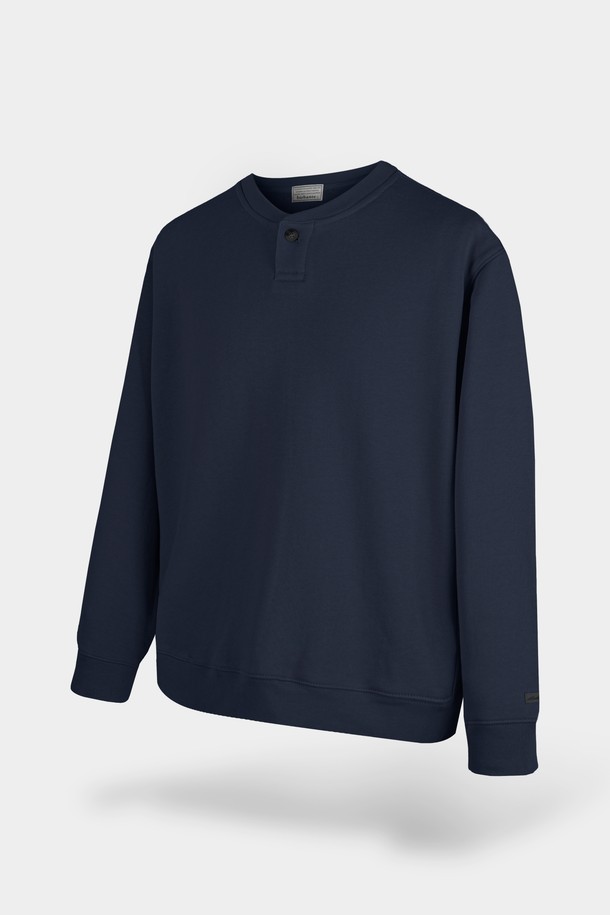 **원버튼 헨리넥 맨투맨**은 베이직하고 캐주얼한 스타일을 연출하는 데 적합한 상의입니다. 네이비 컬러의 무지 디자인으로, 봄, 가을 간절기에 활용하기 좋습니다. 부드러운 면 소재로 제작되어 편안한 착용감을 선사하며, 레귤러핏으로 제작되어 누구나 부담 없이 소화할 수 있습니다. 헨리넥 디자인과 원버튼 디테일이 포인트로, 출근룩이나 데이트룩과 같이 다양한 TPO에 활용 가능합니다. 캐주얼, 미니멀, 클래식 스타일을 즐겨 입는 분들께 추천합니다.
