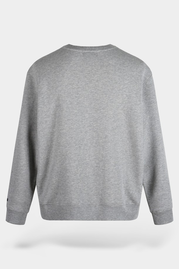 시그니처 크루넥 맨투맨은 공용으로 착용 가능한 상의입니다. 베이직하고 미니멀한 스타일로, 일상복으로 활용하기 좋습니다. 부드러운 면 소재로 제작되어 편안한 착용감을 선사하며, 두꺼운 두께감으로 봄, 가을, 겨울 세 계절 모두 따뜻하게 입을 수 있습니다. 레귤러핏에 라운드넥 디자인, 긴 소매 기장으로 클래식하고 캐주얼한 느낌을 줍니다. 무지 디자인의 그레이 컬러로 어떤 스타일에도 쉽게 매치할 수 있는 아이템입니다.
