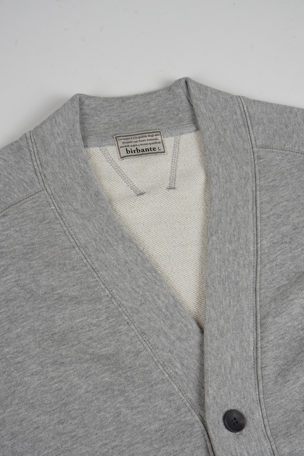 부드러운 면 소재로 제작되어 편안한 착용감을 선사하는 브이넥 스웨트 가디건입니다. 베이직하고 캐주얼한 스타일로, 일상생활은 물론 출근룩과 모임룩에도 활용하기 좋습니다. 크롭 기장과 레귤러핏으로 트렌디한 실루엣을 연출하며, 두꺼운 두께감으로 간절기에 따뜻하게 입을 수 있습니다. 무지 디자인에 긴 소매, 포켓 디테일, 버튼 여밈 방식으로 실용성을 더했습니다. 그레이 컬러로 다양한 스타일과 쉽게 매치할 수 있는 활용도 높은 아이템입니다.
