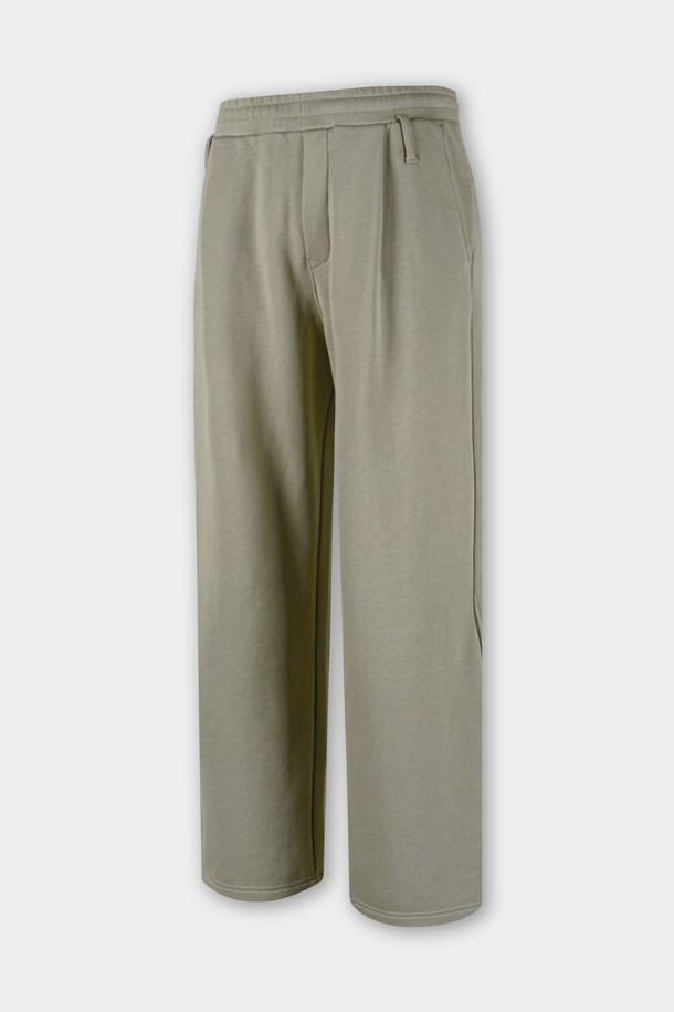 C.L핏 원턱 스웨트 팬츠는 편안한 착용감과 스타일리시함을 동시에 잡은 공용 스웨트 팬츠입니다. 부드러운 면 소재로 제작되어 쾌적한 착용감을 선사하며, 레귤러핏으로 누구나 부담 없이 즐길 수 있습니다. 카키, 올리브 두 가지의 베이직한 컬러로 출시되어 다양한 상의와 매치하기 용이합니다. 봄, 가을 시즌에 산책룩, 집콕룩 등 캐주얼하고 미니멀한 스타일을 연출하기 좋습니다. 허리 밴딩과 원턱 디테일로 편안함과 활동성을 더했습니다.
