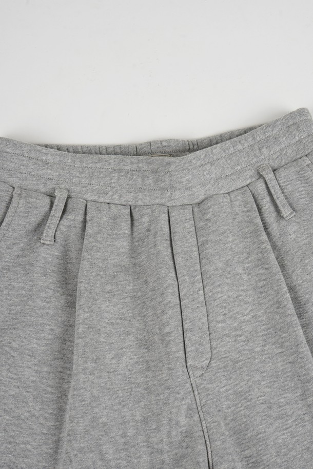 C.L핏 원턱 스웨트 팬츠는 캐주얼과 스포티한 스타일을 모두 아우르는 공용 스웨트 팬츠입니다. 부드러운 면 소재로 제작되어 봄, 가을 시즌에 편안하게 착용하기 좋습니다. 허리 밴딩과 원턱 디테일이 편안한 착용감을 선사하며, 레귤러핏으로 제작되어 다리가 더욱 슬림해 보이는 효과를 줍니다. 일상생활은 물론 산책이나 집콕 시 편안한 활동성을 보장하며, 미니멀한 디자인으로 다양한 상의와 매치하기 용이합니다. 그레이 컬러의 무지 디자인으로 어떤 스타일에도 쉽게 코디할 수 있습니다.
