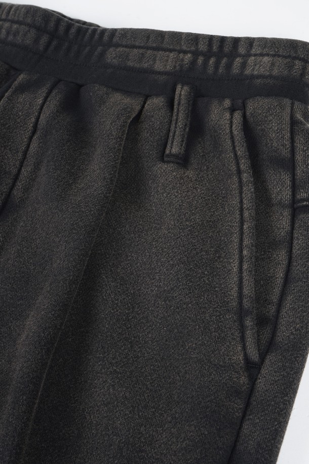 가먼트 워싱 처리로 자연스러운 멋을 더한 C.L핏 원턱 스웨트 팬츠입니다. 부드러운 면 소재로 제작되어 편안한 착용감을 선사하며, 레귤러핏으로 제작되어 캐주얼하고 미니멀한 스타일을 연출합니다. 넉넉한 두께감으로 간절기부터 초겨울까지 활용 가능하며, 밴딩 허리 디자인으로 활동성을 높였습니다. 무지 디자인과 블랙 컬러로 어떤 상의와도 쉽게 매치하여 데일리룩을 완성할 수 있습니다. 남성 고객분들께 추천하는 활용도 높은 스웨트 팬츠입니다.
