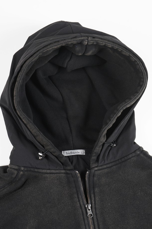 가먼트워싱 투웨이 레이어드 후드 집업은 캐주얼, 미니멀, 시티보이 스타일을 즐기는 분들을 위한 아이템입니다. 부드러운 면 소재로 제작되어 편안한 착용감을 선사하며, 봄, 가을 간절기에 활용하기 좋습니다. 블랙 컬러의 무지 디자인에 레귤러핏으로 제작되어 어떤 스타일에도 쉽게 매치할 수 있습니다. 가먼트워싱 기법으로 자연스러운 느낌을 더했으며, 레이어드 디자인과 후드 디테일로 개성을 더했습니다. 일상, 봄 소풍, 캠핑 등 다양한 TPO에 활용 가능합니다.
