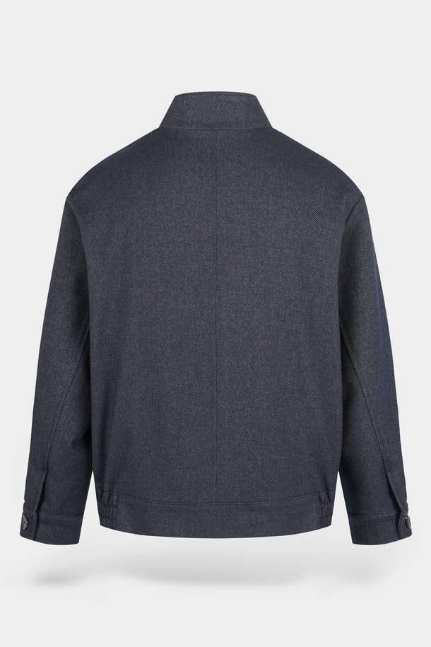 네이비 컬러의 데님 이펙트 스탠드 카라 블루종 재킷입니다. 남성용으로, 봄, 가을에 착용하기 적합합니다. 미니멀하고 베이직한 스타일을 추구하는 분들께 추천하며, 출근룩이나 데이트룩에 활용하기 좋습니다. 레귤러핏으로 제작되었으며, 뻣뻣한 촉감의 두꺼운 데님 소재를 사용하여 견고한 느낌을 줍니다. 집업 여밈 방식에 플랩 포켓 디테일이 있으며, 크롭 기장과 긴 소매가 특징입니다.
