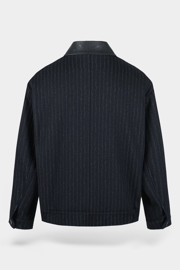 네이비 컬러의 울 블렌드 레더 카라 블루종 재킷입니다. 가을, 겨울 시즌에 어울리는 두꺼운 두께감으로, 클래식과 캐주얼 스타일을 모두 소화할 수 있습니다. 레귤러핏으로 제작되었으며, 집업 방식으로 편안하게 착용할 수 있습니다. 데이트룩, 출근룩 등 다양한 TPO에 활용 가능하며, 스트라이프 패턴이 은은한 포인트를 더합니다. 클래식, 캐주얼, 미니멀 스타일을 즐겨 입는 남성분들께 추천합니다.
