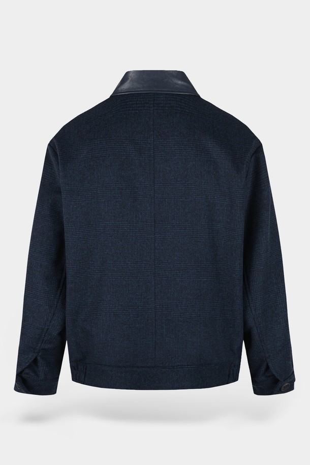 울 블렌드 레더 카라 블루종 재킷은 가을과 겨울 시즌에 어울리는 남성용 아우터입니다. 네이비 컬러의 무지 디자인으로, 클래식하고 베이직한 스타일을 연출합니다. 울 소재와 가죽 소재의 조화로 고급스러운 느낌을 주며, 두꺼운 두께감으로 따뜻하게 착용할 수 있습니다. 레귤러핏 디자인에 크롭 기장으로 세련된 실루엣을 강조하며, 버튼 여밈 방식과 긴 소매 기장으로 편안함을 더했습니다. 출근룩, 비즈니스 캐주얼, 모임룩 등 다양한 TPO에 활용 가능하며, 클래식, 미니멀, 시크한 스타일을 즐기는 분들께 추천합니다.
