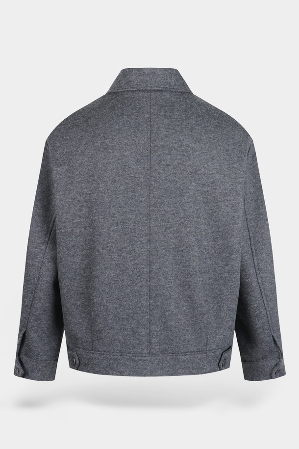 울 블렌드 블루종 재킷은 가을, 겨울철에 착용하기 좋은 남녀 공용 아우터입니다. 두꺼운 울 소재로 제작되어 보온성이 뛰어나며, 캐주얼하고 베이직한 스타일을 연출하기 좋습니다. 무지 패턴의 그레이 컬러는 어떤 옷에도 잘 어울리며, 레귤러핏 디자인으로 편안한 착용감을 제공합니다. 버튼 여밈 방식과 긴소매, 포켓 디테일이 돋보이는 크롭 기장의 블루종으로, 캐주얼, 클래식, 미니멀 스타일을 모두 소화할 수 있습니다.
