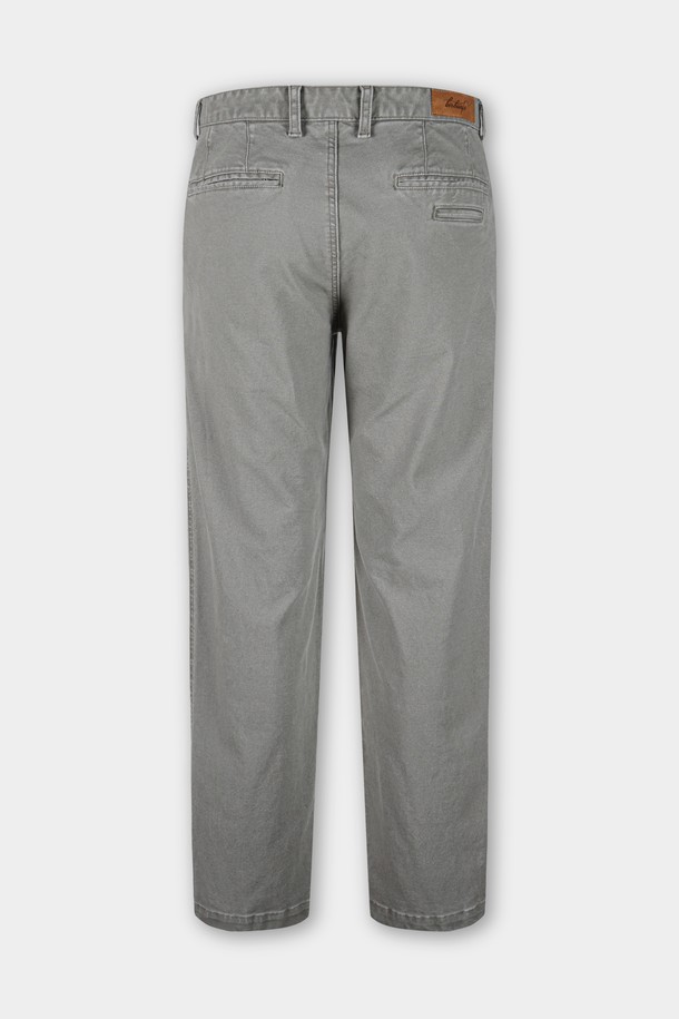 가먼트워싱 스판 R.C핏 치노 팬츠는 남성용 바지로, 캐주얼, 미니멀, 클래식 스타일을 아우르는 활용도 높은 제품입니다. 부드러운 촉감의 면과 스판덱스 혼방 소재로 제작되어 편안한 착용감을 선사하며, 봄, 가을에 적합합니다. 레귤러핏으로 제작되어 어떤 상의와도 자연스럽게 어울리며, 일상, 출근룩, 데이트룩 등 다양한 TPO에 매치하기 좋습니다. 가먼트워싱 기법으로 제작되어 자연스러운 멋을 더했으며, 무지 디자인으로 유행을 타지 않고 오래도록 즐겨 입을 수 있습니다.
