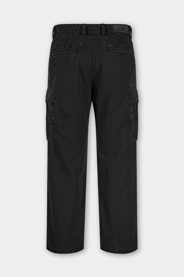 가먼트워싱 C.L핏 카고 치노 팬츠는 남성용 바지로, 캐주얼, 미니멀, 클래식 스타일을 아우릅니다. 봄, 가을에 적합하며, 일상 및 출근룩, 비즈니스 캐주얼에 활용하기 좋습니다. 면 소재의 레귤러핏 긴바지로, 무지 패턴에 카고 포켓 디테일과 가먼트워싱 처리가 돋보입니다. 블랙 컬러로 어떤 상의에도 쉽게 매치하여 베이직하면서도 세련된 스타일을 연출할 수 있습니다.
