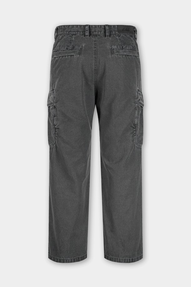 가먼트워싱 C.L핏 카고 치노 팬츠는 남성용 바지로, 캐주얼과 밀리터리 스타일을 동시에 즐길 수 있습니다. 봄, 가을에 적합하며, 일상 및 출근룩, 캠핑룩 등 다양한 TPO에 활용 가능합니다. 레귤러핏으로 편안한 착용감을 제공하며, 무지 패턴의 그레이 컬러로 어떤 상의와도 잘 어울립니다. 면 소재에 가먼트워싱 기법을 더해 부드러운 촉감과 자연스러운 멋을 살렸으며, 카고 포켓 디테일이 실용성을 더합니다.
