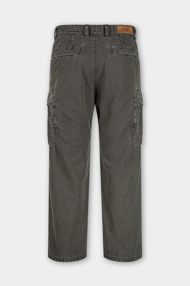 가먼트워싱 C.L핏 카고 치노 팬츠는 남성용 바지로, 캐주얼과 밀리터리 스타일을 동시에 즐길 수 있습니다. 면 소재에 레귤러핏으로 제작되어 편안한 착용감을 제공하며, 봄, 가을에 적합합니다. 카키와 올리브 두 가지 색상으로 출시되어, 출근룩이나 캠핑룩 등 다양한 TPO에 활용 가능합니다. 워크웨어 스타일을 선호하는 분들에게 특히 추천하며, 카고 포켓과 가먼트워싱 디테일이 특징입니다.
