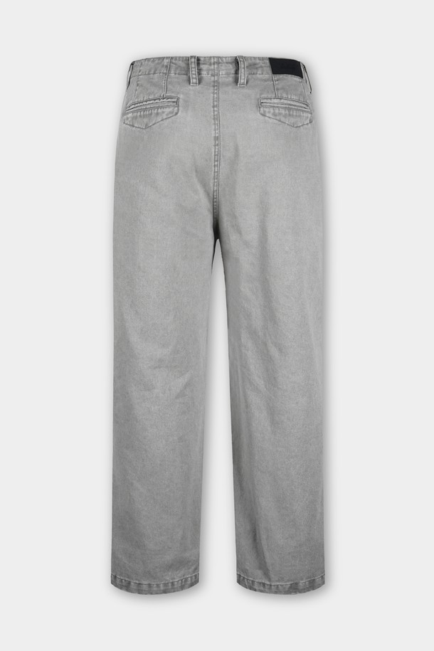 가먼트워싱 다트 트윌 C.L핏 치노 팬츠는 남성용 바지로, 캐주얼 및 베이직 스타일을 선호하는 분들께 적합합니다. 봄, 가을에 착용하기 좋으며, 일상생활과 출근룩, 비즈니스 캐주얼에 어울립니다. 레귤러핏으로 편안한 착용감을 제공하며, 다트 디테일이 특징입니다. 가먼트워싱 처리된 면 소재로 제작되어 부드러운 촉감을 느낄 수 있습니다. 차분한 그레이 컬러와 무지 디자인으로 다양한 상의와 손쉽게 매치할 수 있습니다.
