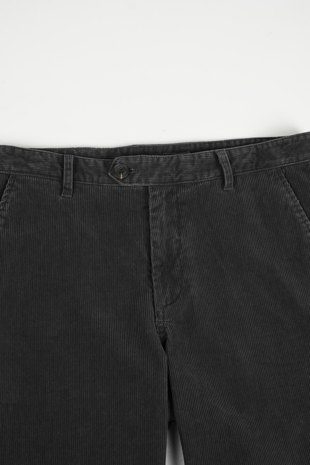 가먼트워싱 코듀로이 R.C핏 치노 팬츠는 부드러운 촉감의 코듀로이 소재로 제작되어 봄, 가을에 착용하기 좋은 남성용 긴 바지입니다. 무지 디자인에 레귤러핏으로 제작되어 캐주얼, 베이직 스타일을 연출하며, 출근룩과 비즈니스 캐주얼에도 활용 가능합니다. 가먼트워싱 기법을 통해 자연스러운 질감을 더했으며, 두께감이 있어 더욱 안정감 있는 착용감을 선사합니다. 클래식, 미니멀 스타일을 즐겨 입는 분들께 추천하는 아이템입니다. 블랙 컬러로 어떤 상의에도 쉽게 매치할 수 있습니다.
