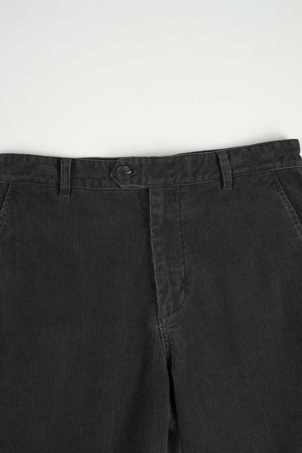 가먼트워싱 코듀로이 카펜터 C.L핏 치노 팬츠는 캐주얼, 클래식, 미니멀 스타일을 모두 아우르는 남성용 바지입니다. 부드러운 촉감의 코듀로이 소재에 가먼트워싱 기법을 더해 자연스러운 멋을 살렸습니다. 카펜터 스타일의 디자인에 레귤러핏으로 제작되어 편안한 착용감을 제공하며, 가을과 겨울철 출근룩에 적합합니다. 톤 다운된 그레이 컬러와 두꺼운 두께감으로 따뜻하고 세련된 분위기를 연출합니다.
