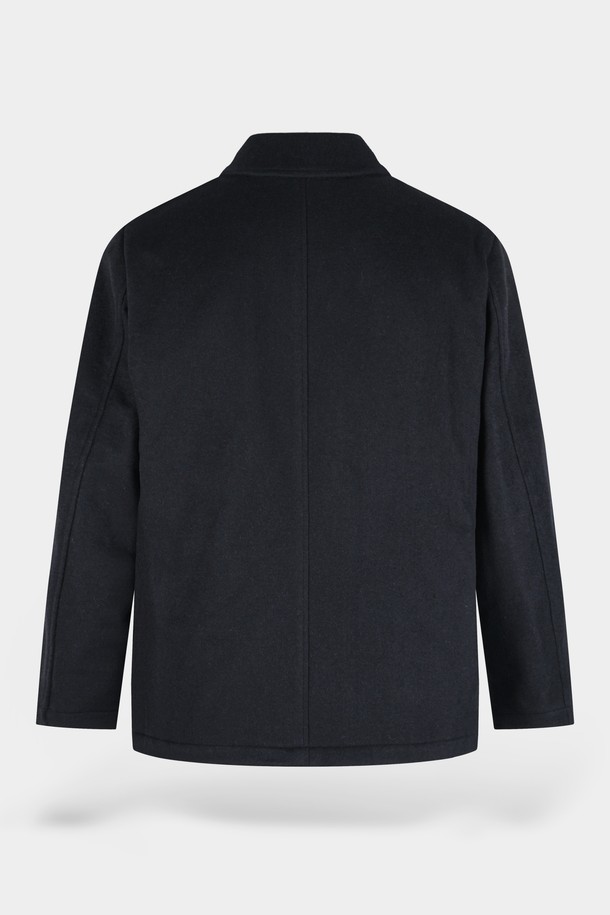 세련된 남성분들을 위한 울 블렌드 퀼팅 재킷입니다. 가을, 겨울 시즌에 어울리는 두꺼운 두께감과 긴 소매 기장으로 따뜻함을 선사합니다. 클래식, 미니멀, 시크한 스타일을 모두 아우르며, 출근룩, 비즈니스 캐주얼, 모임룩 등 TPO에 구애받지 않고 폭넓게 활용할 수 있습니다. 무지 패턴의 블랙 컬러로 어떤 옷에도 쉽게 매치할 수 있으며, 레귤러 핏과 싱글 버튼 여밈 방식으로 편안한 착용감을 제공합니다. 퀄팅 디테일과 포켓 디테일이 돋보이는 디자인으로, 울 소재 특유의 고급스러운 분위기를 연출합니다.
