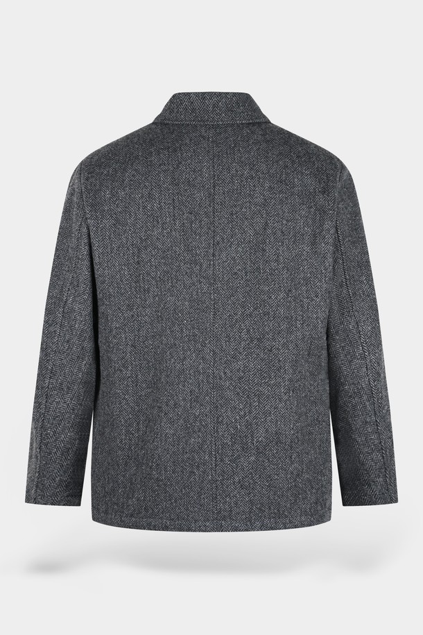 세련된 남성미를 더하는 울 블렌드 퀼팅 재킷입니다. 클래식하고 미니멀한 디자인으로, 가을과 겨울에 따뜻함과 스타일을 동시에 잡을 수 있습니다. 차분한 그레이 컬러와 싱글 버튼 여밈 방식이 세련된 분위기를 연출하며, 레귤러 핏 디자인으로 편안한 착용감을 선사합니다. 출근룩, 비즈니스 캐주얼, 모임룩 등 다양한 TPO에 활용 가능하며, 퀄팅 디테일이 고급스러움을 더합니다. 울 소재 특유의 부드러운 촉감과 보온성을 느껴보세요.
