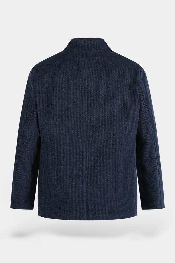 네이비 컬러의 울 블렌드 퀼팅 재킷입니다. 가을과 겨울에 착용하기 좋은 두꺼운 두께감으로, 부드러운 촉감이 특징입니다. 클래식하고 미니멀한 스타일을 추구하는 남성분들께 추천하며, 싱글 버튼 여밈과 레귤러핏 디자인으로 제작되었습니다. 퀼팅 디테일이 돋보이며, 출근룩, 비즈니스 캐주얼, 모임룩 등 다양한 TPO에 활용 가능합니다. 긴 소매 기장의 레귤러 기장 재킷으로, 울 소재 특유의 고급스러운 분위기를 연출합니다.

