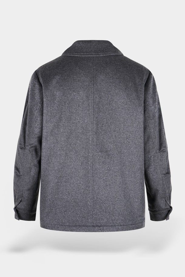 세련된 남성 스타일을 완성하는 울 멀티 포켓 퀼팅 재킷입니다. 클래식하고 미니멀한 디자인에 시크한 무드를 더해 출근룩, 비즈니스 캐주얼, 모임룩 등 다양한 TPO에 활용하기 좋습니다. 두꺼운 울 소재로 제작되어 가을과 겨울 시즌에 따뜻하게 착용할 수 있으며, 레귤러 핏과 싱글 버튼 여밈으로 편안한 착용감을 선사합니다. 퀼팅 디테일과 멀티 포켓 디자인으로 실용성을 높였으며, 그레이 컬러로 어떤 스타일에도 자연스럽게 어울립니다. 

