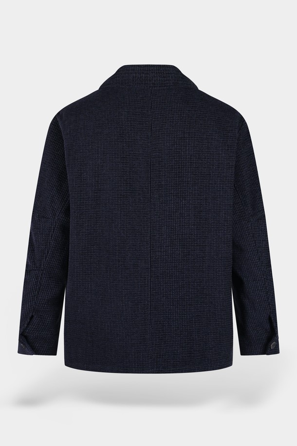 네이비 컬러의 울(Wool) 소재를 사용한 남성용 멀티 포켓 퀼팅 재킷입니다. 가을과 겨울에 착용하기 적합하며, 클래식하고 미니멀한 스타일을 연출합니다. 넉넉한 수납을 위한 멀티 포켓 디자인이 특징이며, 레귤러 핏으로 제작되었습니다. 버튼 여밈 방식과 긴 소매 기장으로, 출근룩이나 비즈니스 캐주얼에 활용하기 좋습니다. 두꺼운 두께감으로 따뜻함을 더했습니다.
