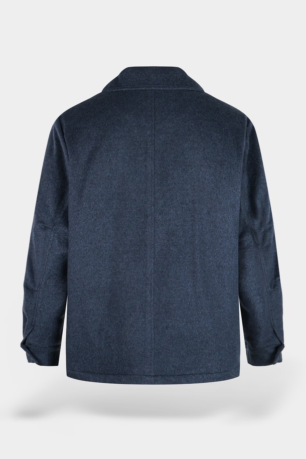 네이비 컬러의 울 멀티 포켓 퀼팅 재킷입니다. 가을, 겨울 시즌에 어울리는 두꺼운 두께감과 클래식, 베이직 스타일로 제작되었습니다. 싱글 버튼 여밈 방식과 레귤러핏으로 제작되어 편안한 착용감을 제공하며, 퀼팅 디자인이 돋보입니다. 넉넉한 수납을 위한 멀티 포켓 디테일이 특징이며, 출근룩, 비즈니스 캐주얼, 모임룩 등 다양한 TPO에 활용 가능합니다. 미니멀하고 시크한 스타일을 연출하기 좋습니다.
