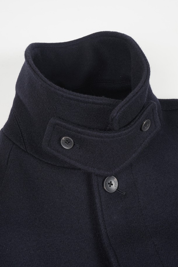 **울 블렌드 발마칸 코트**는 남성용 아우터로, 가을과 겨울철에 적합한 두꺼운 울 소재의 발마칸 코트입니다. 블랙과 네이비 두 가지 색상으로 출시되었으며, 클래식하고 미니멀한 스타일을 연출합니다. 레귤러핏의 레귤러 기장으로 제작되었으며, 싱글 버튼 여밈 방식과 칼라, 포켓 디테일이 특징입니다. 출근룩, 비즈니스 캐주얼, 모임룩 등 다양한 TPO에 활용 가능하며, 미니멀하고 시크한 스타일을 선호하는 남성에게 적합합니다.
