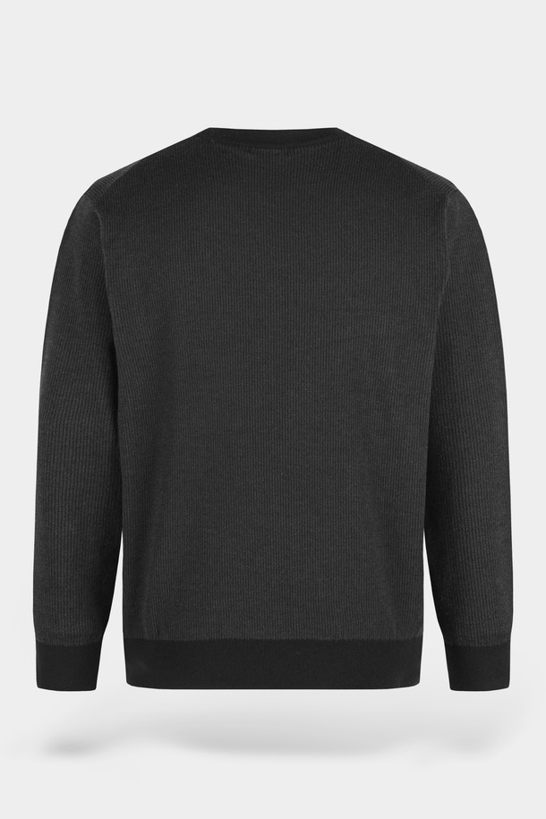 **소프트 워셔블 투톤 라운드 니트**는 부드러운 촉감의 니트 소재로 제작되어 편안한 착용감을 선사합니다. 봄, 가을에 어울리는 얇은 두께감과 레귤러핏으로 제작되었으며, 라운드넥 디자인으로 어떤 스타일에도 잘 어울립니다. 베이직한 디자인의 무지 패턴과 블랙 컬러는 미니멀, 클래식, 캐주얼 등 다양한 스타일을 연출하기 좋습니다. 출근룩이나 비즈니스 캐주얼에도 활용 가능한 실용적인 아이템입니다. 워셔블 기능으로 관리가 용이합니다.
