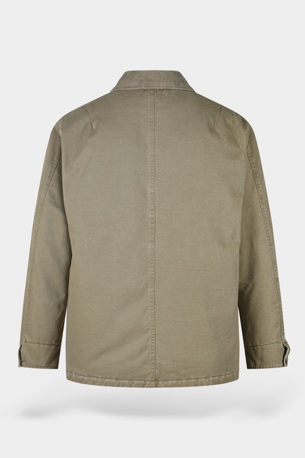 가먼트워싱 트윌 패딩 워크 재킷은 남성용 아우터로, 가을과 겨울에 따뜻하게 착용하기 좋습니다. 베이지 및 카키 두 가지 색상으로 출시되었으며, 캐주얼 및 워크웨어 스타일을 선호하는 분들께 추천합니다. 무지 패턴의 레귤러핏 디자인과 버튼 여밈 방식으로, 출근룩과 캠핑룩 모두에 활용 가능합니다. 트윌 소재에 가먼트워싱, 패딩, 포켓 디테일이 더해져 기능성과 디자인을 동시에 잡았으며, 긴 소매 기장과 두꺼운 두께감으로 보온성을 높였습니다.
