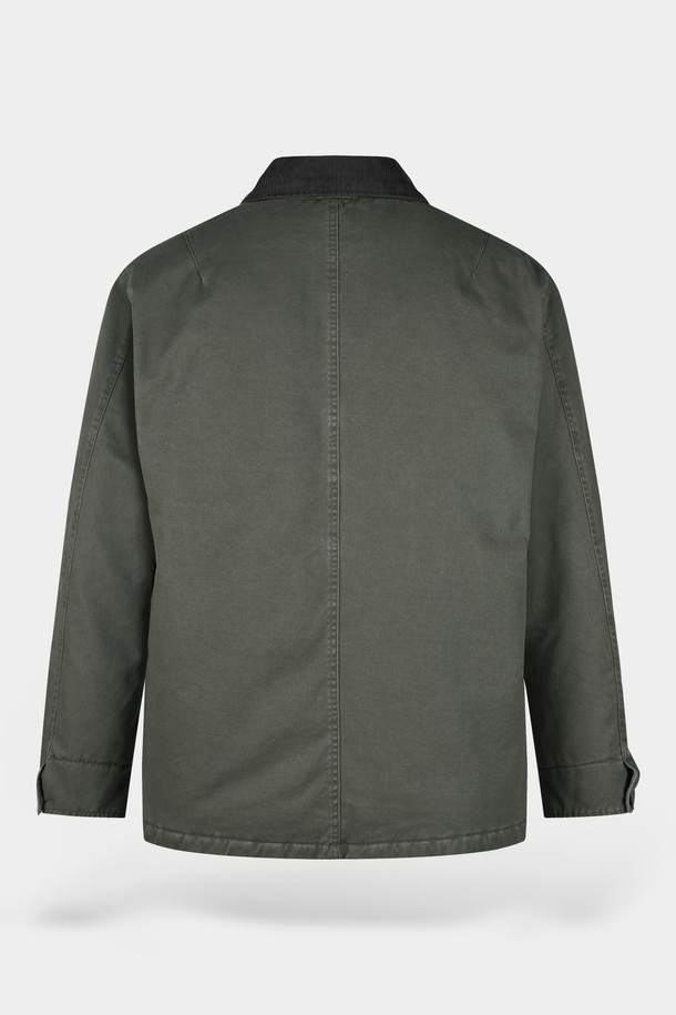 가먼트워싱 트윌 패딩 워크 재킷은 남성용 아우터로, 가을과 겨울에 따뜻하게 착용할 수 있습니다. 카키 및 올리브 컬러로 출시되었으며, 캐주얼과 밀리터리 스타일을 동시에 연출합니다. 뻣뻣한 촉감의 면 소재에 레귤러핏으로 제작되었으며, 무지 패턴에 버튼 여밈 방식과 워크 재킷 스타일을 갖췄습니다. 가먼트워싱, 패딩, 포켓 디테일이 특징이며, 출근룩과 캠핑룩, 캐주얼, 클래식, 워크웨어 스타일을 즐겨 입는 분들께 추천합니다.
