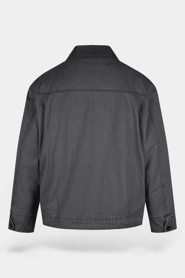 가먼트워싱 트윌 패딩 블루종 재킷은 남성용 아우터로, 캐주얼, 미니멀, 클래식 스타일을 아우릅니다. 가을과 겨울에 적합하며, 두꺼운 두께감으로 따뜻함을 제공합니다. 블루 컬러의 무지 디자인에 레귤러핏으로 제작되어 편안한 착용감을 선사하며, 집업 여밈 방식과 긴 소매 기장이 특징입니다. 가먼트워싱 기법을 통해 자연스러운 질감을 살린 트윌 소재의 패딩 재킷입니다.
