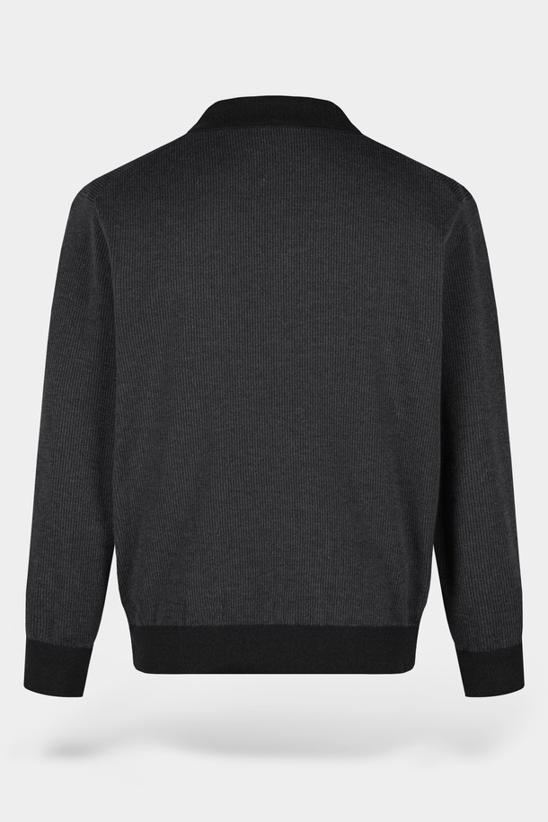 부드러운 촉감의 소프트 워셔블 투톤 카라 니트입니다. 베이직하고 미니멀한 스타일로, 봄, 가을에 활용하기 좋습니다. 블랙과 그레이 두 가지 색상으로 출시되어, 일상복으로 편안하게 착용할 수 있습니다. 레귤러 핏에 긴소매 기장으로 제작되었으며, 워셔블 기능으로 관리가 용이합니다. 캐주얼, 클래식 등 다양한 스타일 연출에 활용 가능한 아이템입니다.
