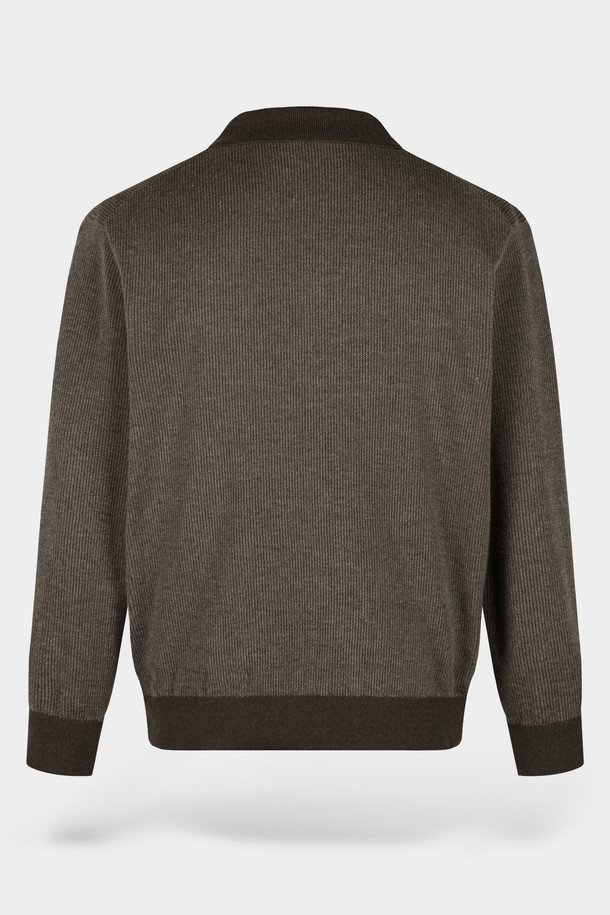 **소프트 워셔블 투톤 카라 니트**는 남성을 위한 캐주얼 및 베이직 스타일의 긴소매 니트입니다. 가을과 겨울에 적합하며, 부드러운 촉감의 니트 소재로 제작되었습니다. 중간 두께의 레귤러핏으로, 브라운과 그레이 투톤 컬러가 세련된 디자인을 연출합니다. 워셔블 기능으로 편안하게 관리할 수 있으며, 카라 디테일이 클래식한 무드를 더합니다.
