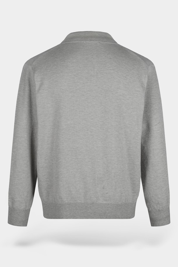 부드러운 촉감의 소프트 워셔블 투톤 카라 니트입니다. 베이직하고 캐주얼한 스타일로, 봄, 가을에 레귤러 기장으로 편안하게 착용하기 좋습니다. 무지 디자인에 그레이 컬러로 어떤 스타일에도 매치하기 용이하며, 출근룩과 데이트룩에 모두 잘 어울립니다. 워셔블 기능으로 관리가 용이하며, 미니멀, 클래식 스타일을 선호하는 분들께 추천합니다. 긴 소매 기장의 레귤러핏 니트입니다.
