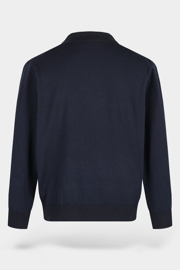 **소프트 워셔블 투톤 카라 니트**는 부드러운 촉감의 워셔블 니트 소재로 제작되어 봄, 가을 간절기에 활용하기 좋은 제품입니다. 베이직하고 캐주얼한 스타일로, 레귤러 핏에 카라넥 디자인이 특징이며, 네이비 컬러의 무지 패턴으로 다양한 룩에 매치하기 용이합니다. 긴 소매 기장으로 포멀한 출근룩이나 비즈니스 캐주얼 스타일에도 적합하며, 캐주얼, 클래식, 미니멀 스타일을 즐겨 입는 분들께 추천합니다. 투톤 디자인으로 은은한 포인트를 더하여 세련된 분위기를 연출합니다.
