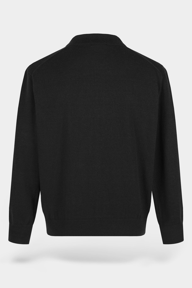 부드러운 촉감의 소프트 워셔블 카라 가디건입니다. 베이직하고 캐주얼한 스타일로, 봄, 가을에 활용하기 좋습니다. 얇은 두께감과 레귤러핏으로 편안하게 착용할 수 있으며, 블랙 컬러의 무지 디자인으로 어떤 옷에도 잘 어울립니다. 출근룩과 데이트룩에 모두 적합하며, 미니멀, 캐주얼, 클래식 스타일을 즐겨 입는 분들께 추천합니다. 워셔블 소재로 관리도 용이합니다.
