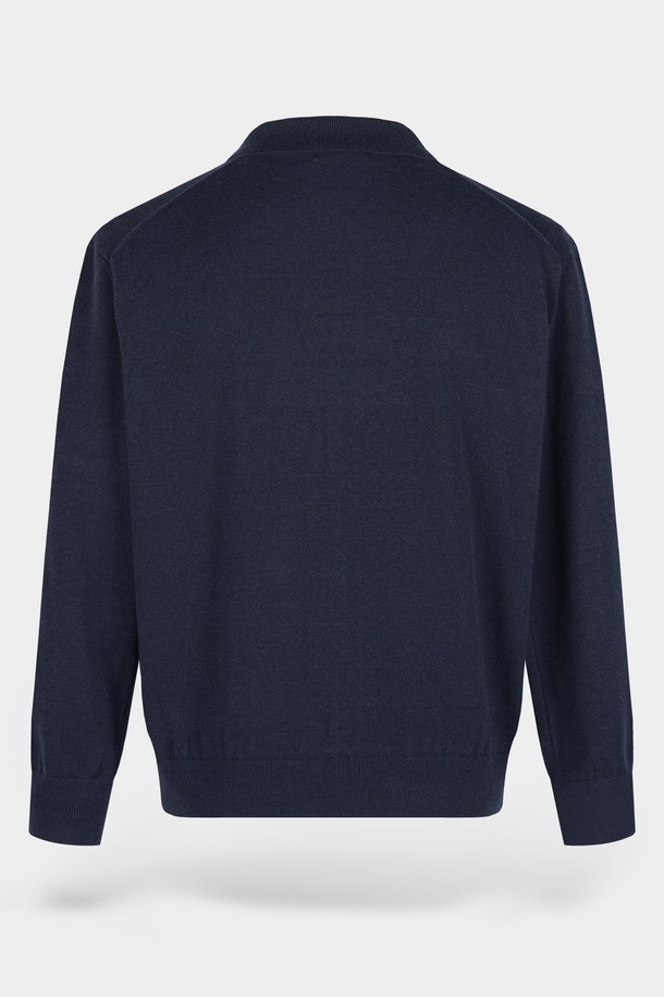 **소프트 워셔블 카라 가디건**은 부드러운 촉감의 니트 소재로 제작되어 편안한 착용감을 선사합니다. 차분하고 세련된 네이비 컬러에 베이직하고 클래식한 디자인으로 **출근룩, 오피스룩, 데이트룩** 등 다양한 TPO에 활용 가능합니다. 봄, 가을 간절기에 활용하기 좋은 얇은 두께의 긴 소매 **레귤러핏** 가디건이며, **워셔블** 기능으로 관리가 용이합니다. 카라 디자인과 버튼 디테일이 돋보이며, **클래식, 미니멀, 캐주얼** 스타일을 즐겨 입는 여성분들께 추천합니다.
