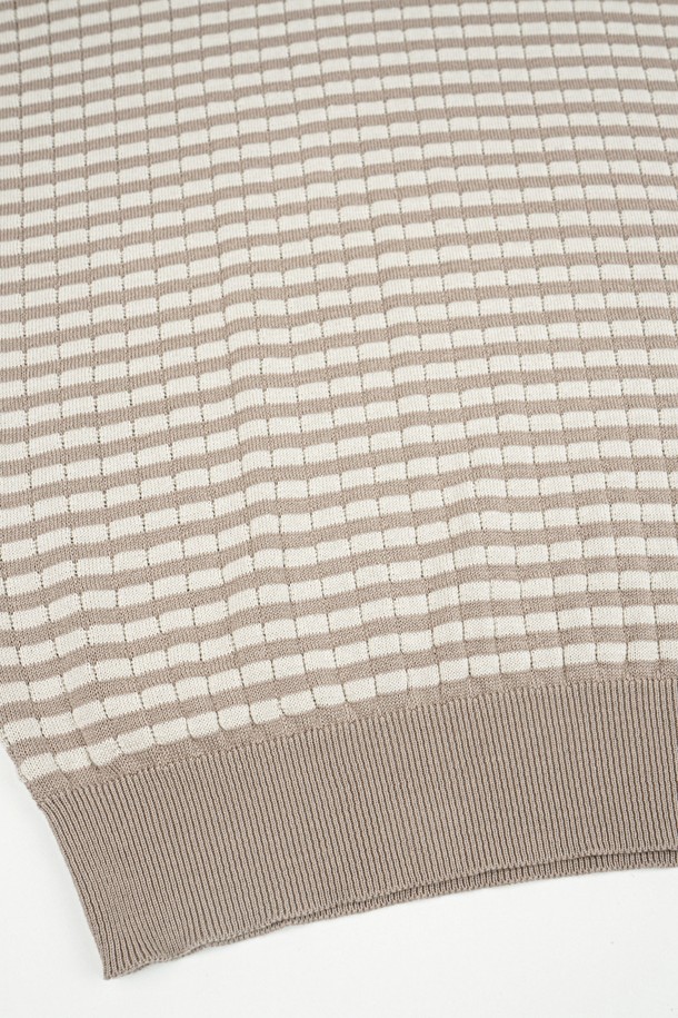 **썸머 워셔블 스트라이프 카라 니트**는 여름철 시원하게 착용 가능한 남녀 공용 상의입니다. 네이비/베이지, 그레이/화이트, 모카/샌드 등 7가지 다채로운 컬러의 스트라이프 패턴으로, 베이직하고 캐주얼한 스타일을 연출합니다. 레귤러 핏에 얇고 부드러운 면 소재를 사용하여 흡습 및 속건 기능을 갖췄으며, 반소매 기장과 3버튼 디테일, 리브 소매단으로 편안함과 디자인을 더했습니다. 비즈니스 캐주얼룩에도 활용하기 좋은 아이템으로, 니트 구조의 안정성을 높여 오랫동안 변형 없이 즐길 수 있습니다.
