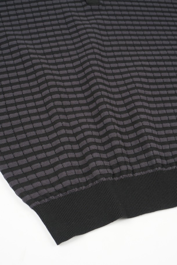 **썸머 워셔블 헨리넥 니트**는 시원하고 편안한 여름을 위한 필수 아이템입니다. 부드러운 면 소재로 제작되어 뛰어난 흡습 및 속건 기능을 제공하며, 얇은 두께감으로 한여름에도 쾌적하게 착용할 수 있습니다. 헨리넥 디자인과 3버튼 디테일이 캐주얼한 매력을 더하고, 레귤러핏과 슬림핏 두 가지로 출시되어 취향에 맞는 핏을 선택할 수 있습니다. Navy Stripe, Grey Stripe, Black Stripe, Ivory, Khaki, Brown, Black 등 다양한 색상과 스트라이프 패턴으로 폭넓은 스타일 연출이 가능합니다. 립조직 소매단과 밑단, 엠보싱 니트 구조, 변형을 최소화한 니트 구조가 섬세한 디테일을 더합니다.
