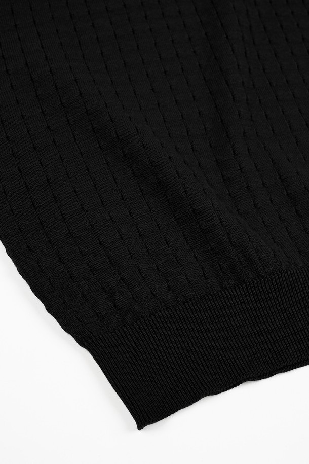 **썸머 워셔블 헨리넥 니트**는 시원하고 편안한 여름철 비즈니스 캐주얼 스타일을 위한 남성 상의입니다. 네이비, 그레이, 블랙 스트라이프 패턴과 아이보리, 카키, 브라운, 블랙 등 다채로운 색상으로 출시되었습니다. 얇고 부드러운 면 소재로 제작되어 흡습, 속건, 통기성이 뛰어나 쾌적한 착용감을 선사합니다. 헨리넥 디자인과 3버튼 디테일, 립조직 소매단 및 밑단 마감으로 클래식하면서도 캐주얼한 분위기를 연출합니다. 워셔블 기능으로 간편하게 관리 가능하며, 피부 자극 없이 편안하게 착용할 수 있습니다.
