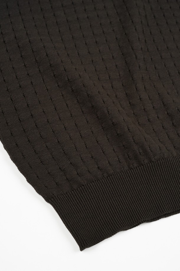 썸머 워셔블 헨리넥 니트는 여름철 시원하고 쾌적하게 착용 가능한 반소매 헨리넥 니트입니다. 면 소재로 제작되어 부드러운 촉감과 뛰어난 통기성을 자랑하며, 흡습 및 속건 기능으로 쾌적함을 유지합니다. 클래식한 디자인에 3버튼 디테일과 소매 시보리 처리가 돋보이며, Navy Stripe, Grey Stripe, Black Stripe, Ivory, Khaki, Brown, Black 등 다양한 컬러의 스트라이프 패턴으로 제공됩니다. 레귤러핏으로 제작되어 일상, 포멀, 캐주얼 등 다양한 TPO에 활용 가능하며 데이트룩 연출에도 적합합니다. 볼록 조직과 탄탄한 조직감으로 변형을 최소화하여 오랫동안 착용할 수 있습니다.
